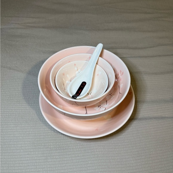 Dinnerware Set - Picture 1 of 4